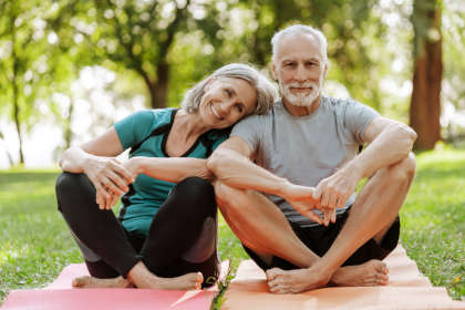 senior-couple-meditating