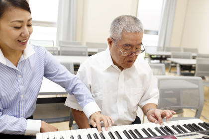 senior-playing-piano