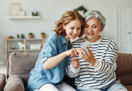mom-daughter-cell-phone